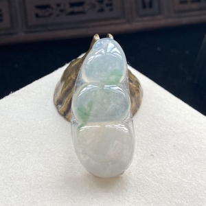 冰种飘花翡翠福豆吊坠