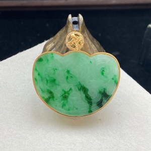 18K糯种飘翠翡翠如意吊坠