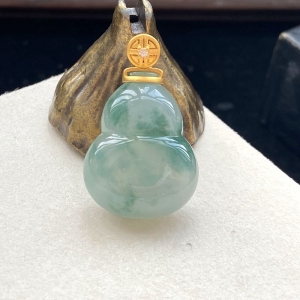18K冰种飘花翡翠葫芦吊坠