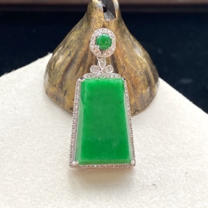 18K糯种苹果绿翡翠平安无事吊坠