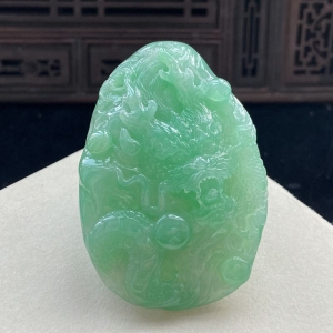 糯冰种浅绿翡翠飞龙在天吊坠