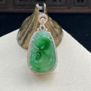 18K冰种翠绿翡翠如意吊坠