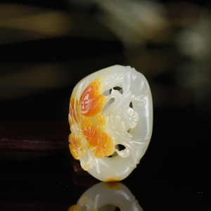 籽料和田白玉喜上眉梢吊坠