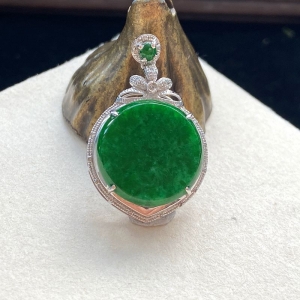 18K糯种豆绿翡翠平安无事吊坠