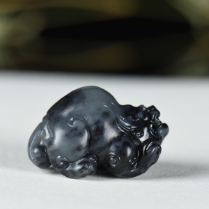 籽料和田玉青花貔貅吊坠