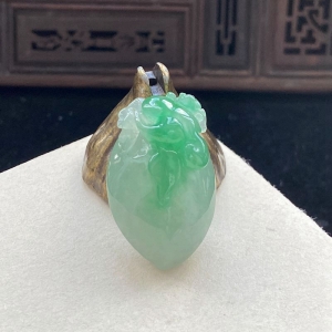 糯冰种豆绿翡翠寿桃吊坠