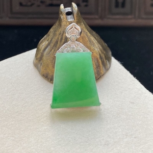 18K糯种苹果绿翡翠平安无事吊坠