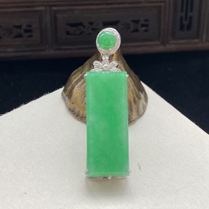 18K糯种浅绿翡翠平安无事吊坠