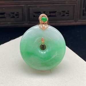 18K糯种浅绿翡翠平安扣吊坠