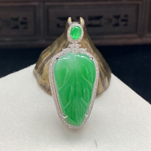 18K糯种浅阳绿翡翠金枝玉叶吊坠