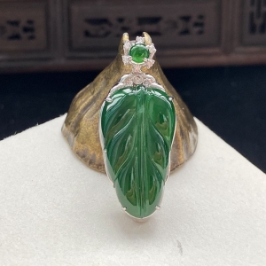 18K冰种油绿翡翠金枝玉叶吊坠