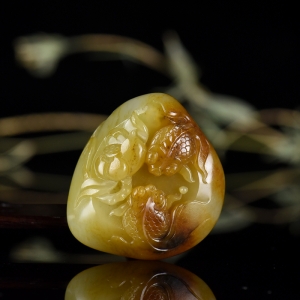 籽料和田玉年年有余吊坠