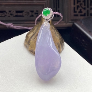 18K冰种紫罗兰翡翠福瓜吊坠
