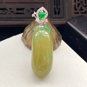 18K糯种黄加绿翡翠福瓜吊坠