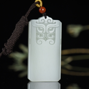 籽料和田白玉守护吊坠