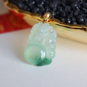 18k冰种飘翠翡翠瑞兽吊坠