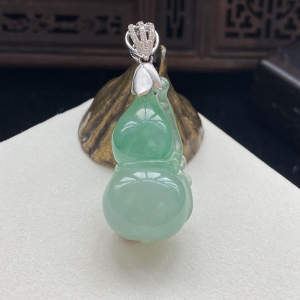 18K糯冰种飘花翡翠葫芦吊坠