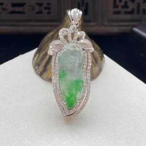 18K冰种翠绿翡翠福瓜吊坠