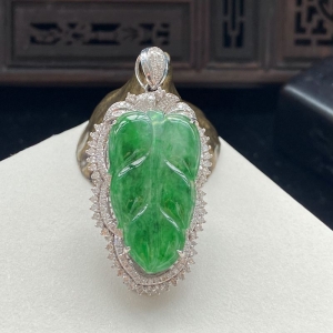 18K冰种豆绿翡翠金枝玉叶吊坠