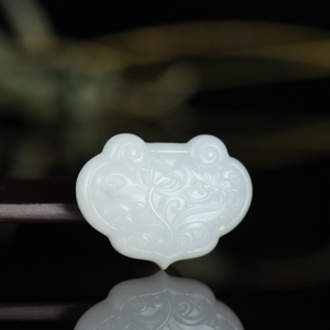 籽料和田白玉如意锁吊坠