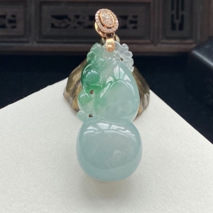 18K糯冰种飘花翡翠葫芦吊坠