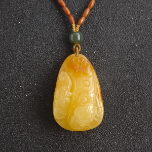 带皮鸡油黄蜜蜡幸福如意吊坠