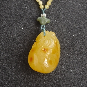 带皮鸡油黄蜜蜡钱袋吊坠