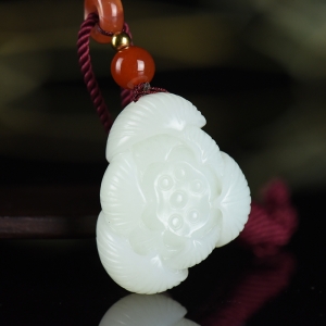 山流水料和田羊脂白玉菡萏吊坠