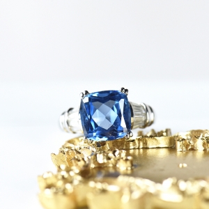 银镶蓝色托帕石戒指