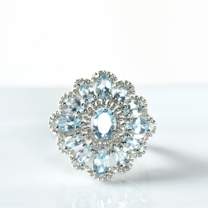 银镶蓝色托帕石戒指