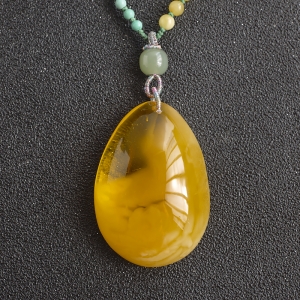 鸡油黄金绞蜜水滴吊坠