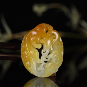 籽料和田玉黄沁螭龙吊坠