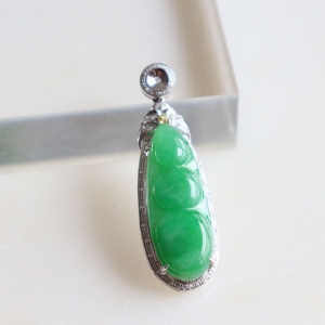 18k糯种翠绿翡翠连中三元吊坠