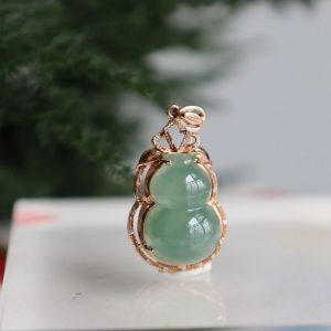 18k糯冰种油青翡翠葫芦吊坠