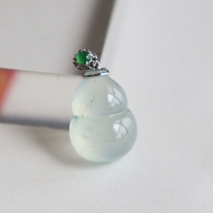 18k冰种飘花翡翠葫芦吊坠