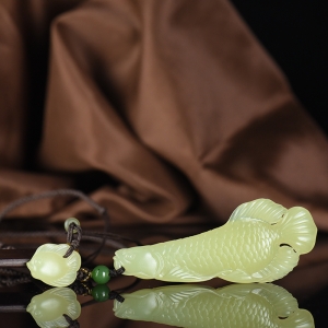 山料和田黄玉金龙鱼吊坠