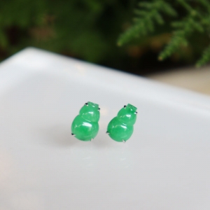 18k糯冰种翠绿翡翠葫芦耳钉