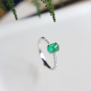 18k鲜绿祖母绿戒指