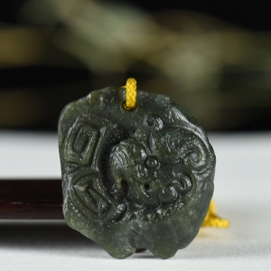 戈壁料青玉守护吊坠