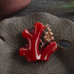 18K阿卡牛血红珊瑚树枝吊坠