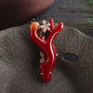 18K阿卡牛血红珊瑚树枝吊坠