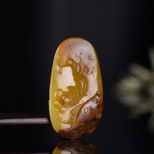 籽料和田玉黄沁年年有余吊坠