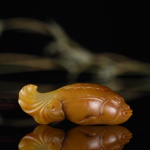 籽料和田玉黄沁年年有余吊坠