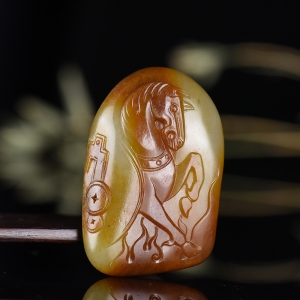 籽料和田玉黄沁马到成功吊坠