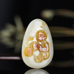 俏色籽料和田白玉灵猴吊坠