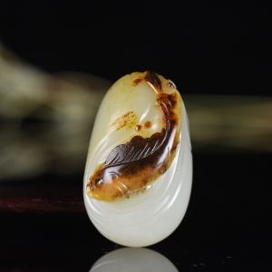 俏色籽料和田白玉鱼跃龙门吊坠