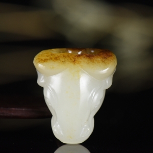 籽料和田白玉牛气冲天吊坠