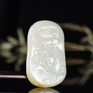 籽料和田白玉飞龙在天吊坠