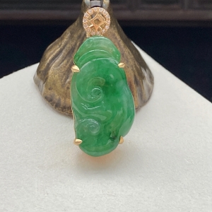 18K糯种豆绿翡翠如意吊坠