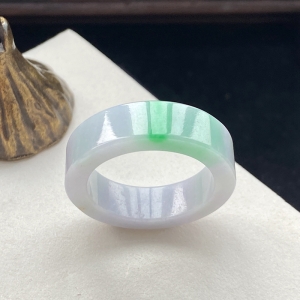 糯种浅绿翡翠指环